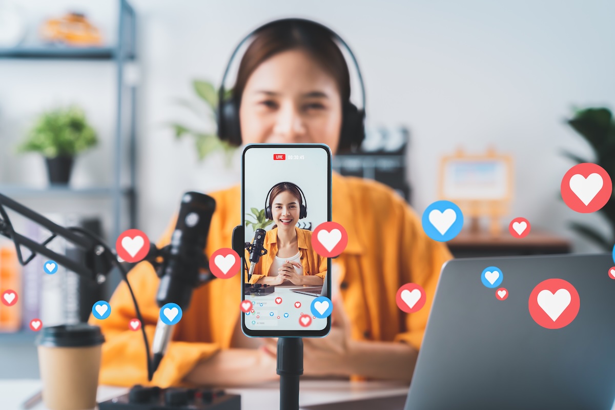 Leveraging Livestreaming to Enrich Influencer Marketing